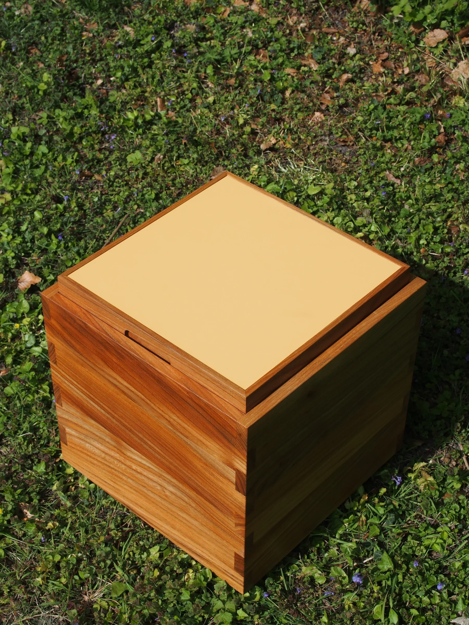Overhead view of the KUBE table with its yellow tray